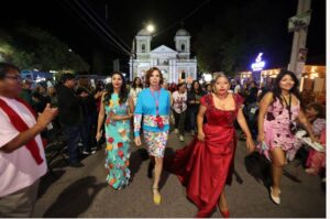 Desfile internacional de moda circular reúne en Pica a diseñadores de tres países y a Ágatha Ruiz de la Prada