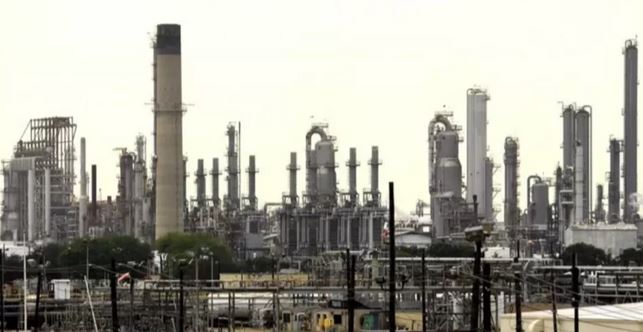 Petróleo alcanzó los US$111 tras ataques de Israel e Irán a plantas de combustibles