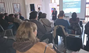 Encuentro de servicios turísticos en Dalcahue aborda estrategias para fortalecer el sector