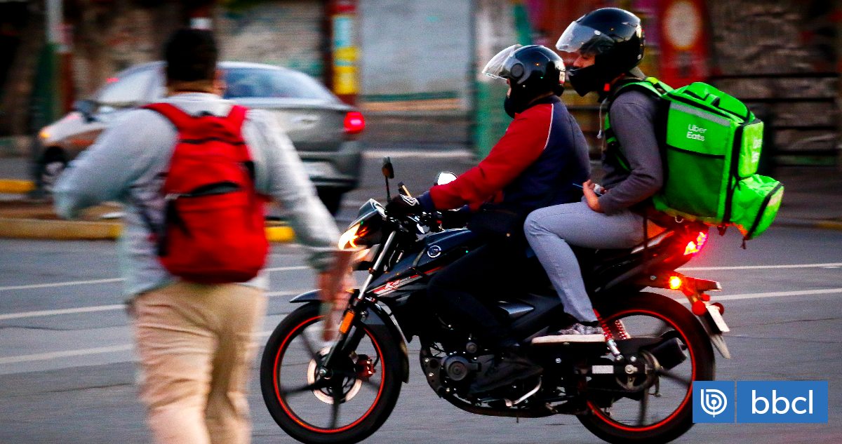 «Se podría notar en menos motoristas delivery»: Venezolanos en mercado laboral en Chile van a la baja