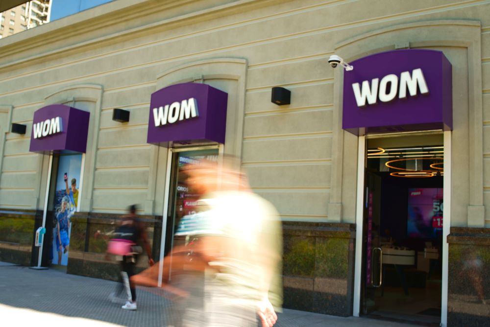 «Operamos con disciplina financiera»: WOM registra alza del 5,2% en ingresos y aumenta base de clientes en segmento móvil postpago