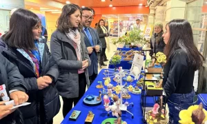 Abren espacio de comercialización para emprendedoras en conocido supermercado de Valdivia