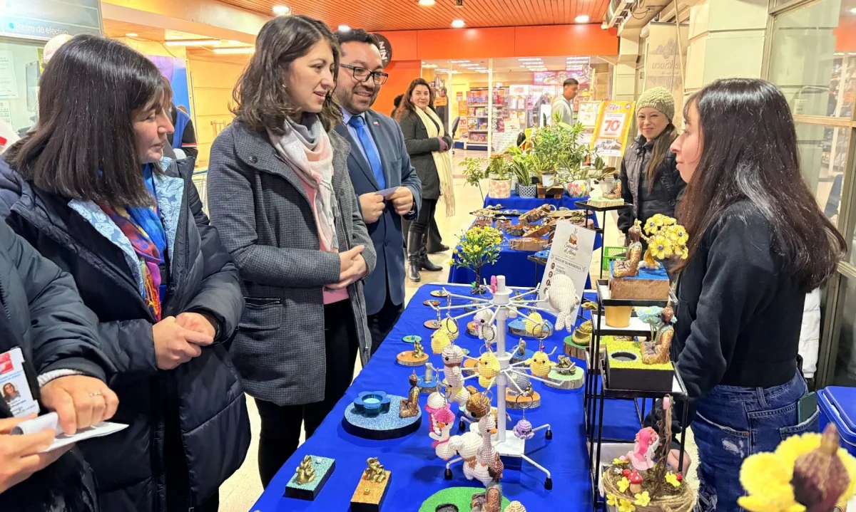 Abren espacio de comercialización para emprendedoras en conocido supermercado de Valdivia