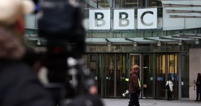 Crisis en la BBC: despedirá a al menos 2 mil trabajadores ante necesidad urgente de ahorrar millones
