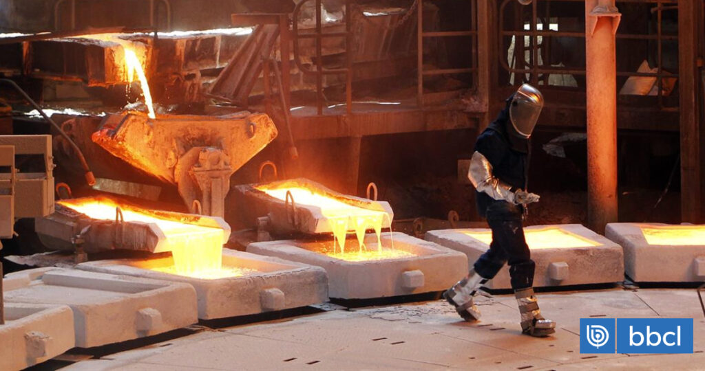El peor resultado en unos nueve años: INE reporta nueva caída de la producción industrial en Chile