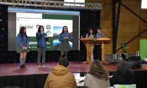 Estudiantes del Ranco presentan sus proyectos de emprendimiento ante jurado regional