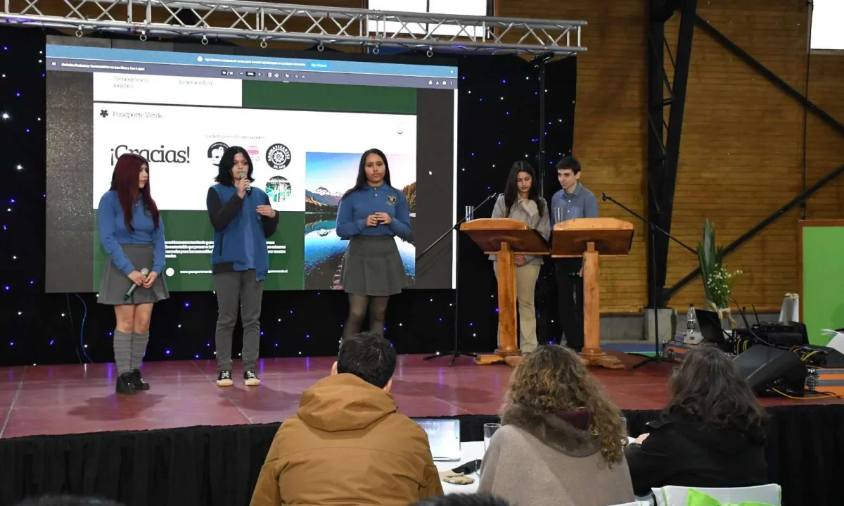 Estudiantes del Ranco presentan sus proyectos de emprendimiento ante jurado regional
