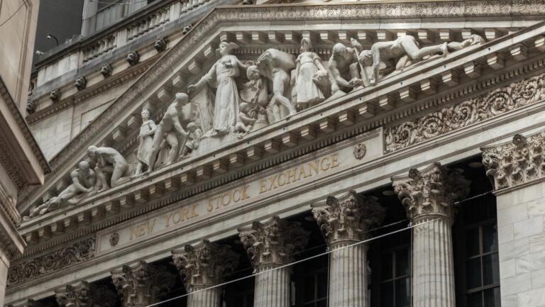 S&P confirma calificación “AA+” de EE.UU. pero advierte que la deuda pública se acercará al 100% del PIB en 2029