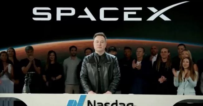 Elon Musk toca la campana en la mayor salida a la Bolsa de la historia con SpaceX