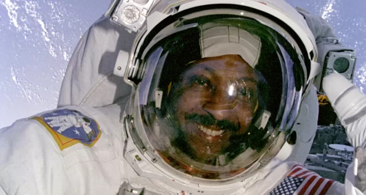 Exastronauta de la NASA revela cómo ir al espacio lo cambió para siempre