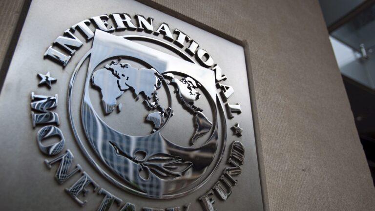 FMI baja de nuevo proyección del PIB de Chile a 1.8% para 2026