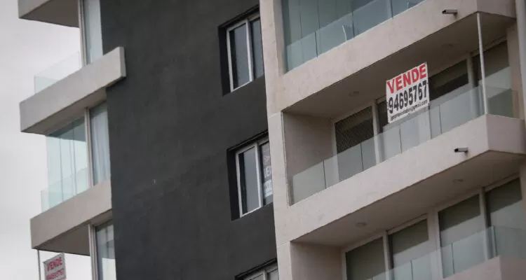 Con tasas en mínimos desde 2021: Altos precios de viviendas siguen limitando acceso a la casa propia