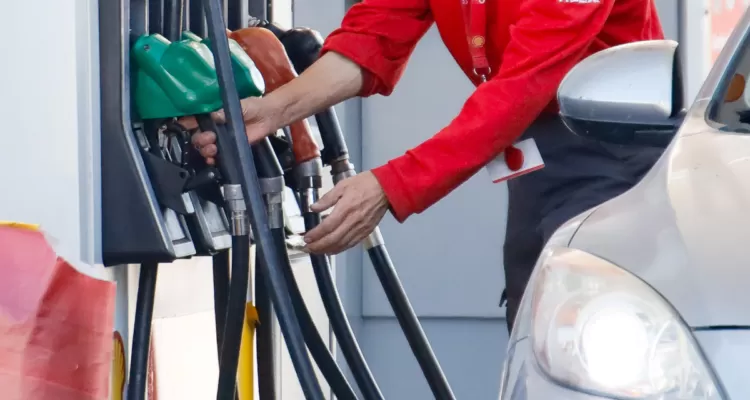 Economistas prevén alza en precios de bencinas desde la próxima semana en Chile