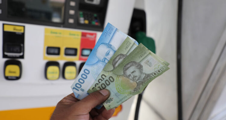 Gobierno subraya que otra vez combustibles bajarán al menos $100 esta semana y confía en más descensos