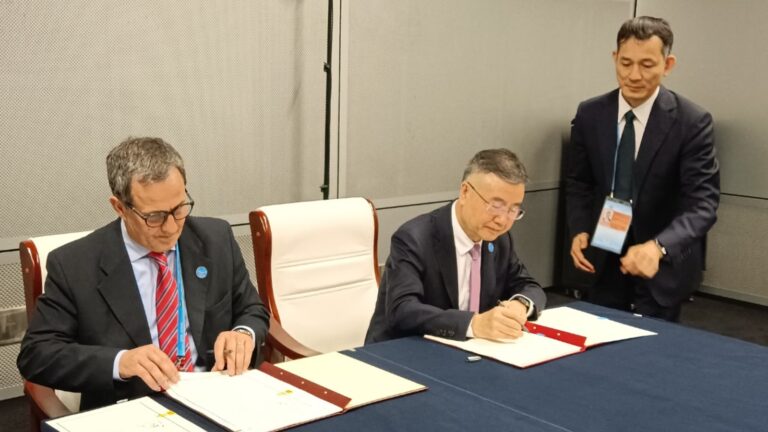 Chile y China firman acuerdo para facilitar exportaciones de fruta fresca al gigante asiático