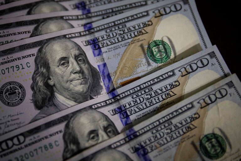 Dólar cierra sobre los $910 tras debilitamiento del billete verde y máximos históricos del cobre