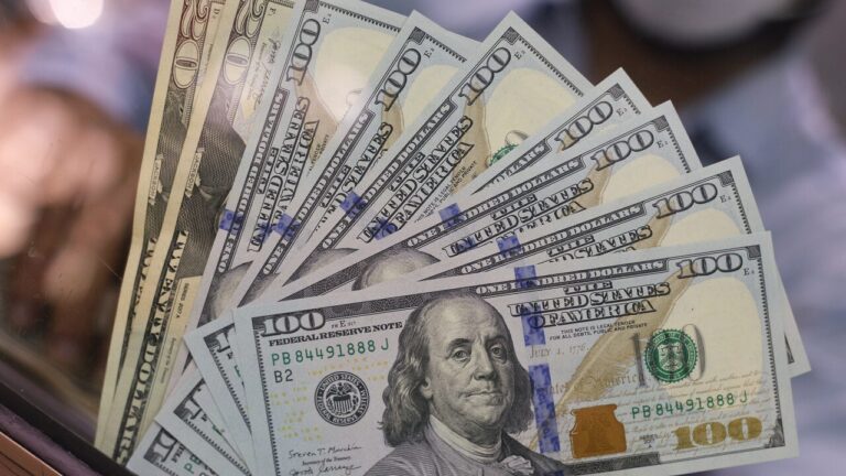Dólar se acerca a los $920 pese a récords del cobre y a la espera de avances en las negociaciones entre EE.UU. e Irán