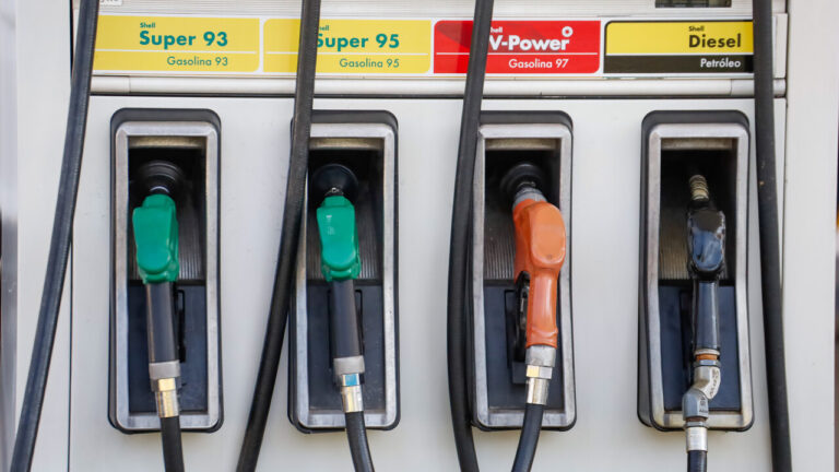 Enap confirma alzas de más de $30 en las bencinas y casi $100 en el diésel para esta semana