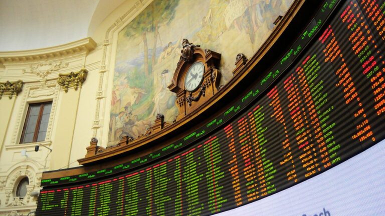 IPSA cae 1,31% y pierde los 11.000 mientras el dólar opera cercano a los $915