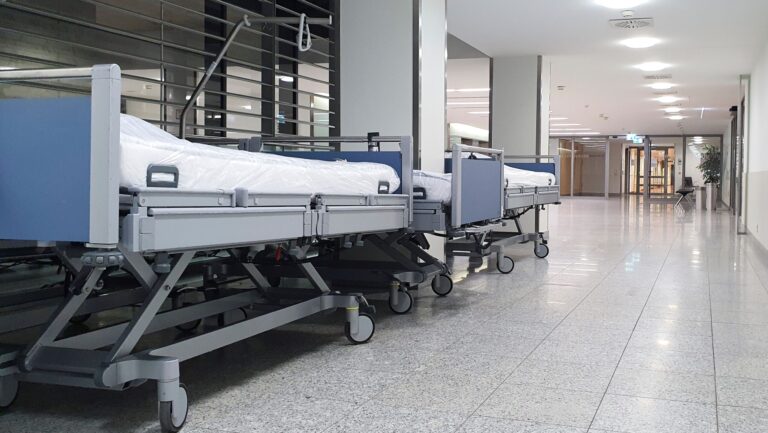 Representan más de la mitad de la m Siete hospitales en Chile tienen deudas por más de $1.000 millones: Representan más de la mitad de la mora total registrada ora total registrada
