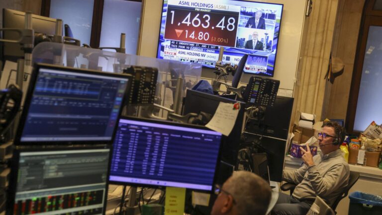 Wall Street cierra en rojo por masivas ventas del sector tecnológico y estancamiento en las negociaciones en Medio Oriente