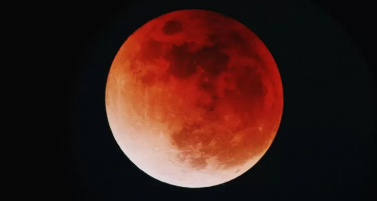 El calendario astronómico de agosto trae un eclipse lunar visible en Chile