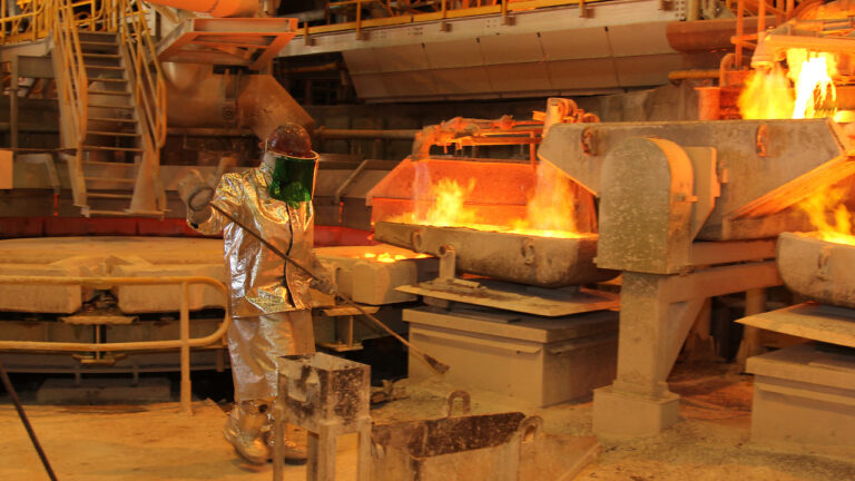 Cobre cierra la semana levemente bajo los US$ 6,7 la libra tras caídas en inventarios en Londres y Shanghái