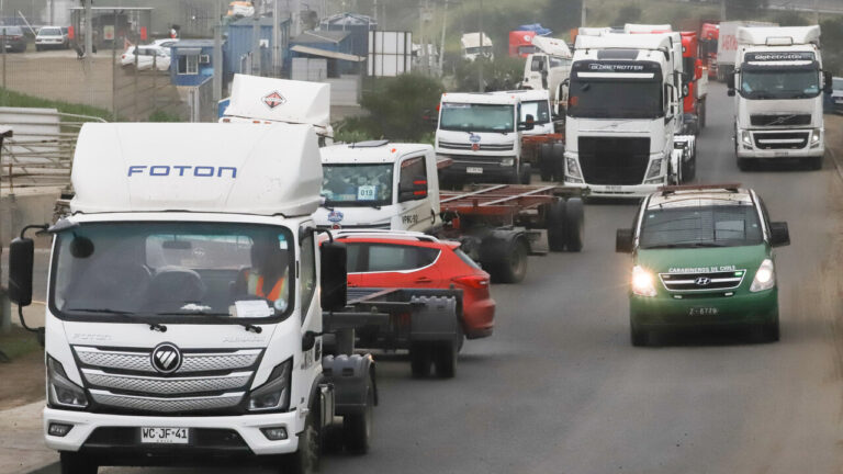 Paro de camioneros en San Antonio no tiene fecha de término y gremio nacional pide al Gobierno y a las empresas “negociar de verdad”