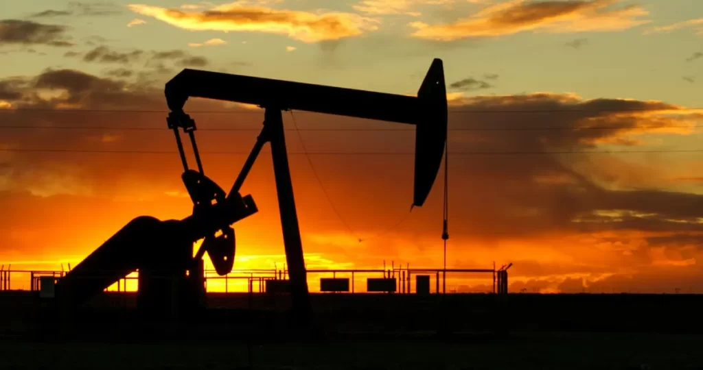 Cae el petróleo de Texas tras el acuerdo para priorizar liberación de reservas de diésel